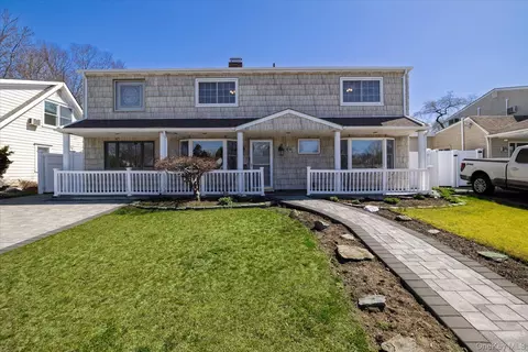 25 Cobalt Ln, North Hempstead, NY 11590