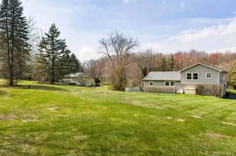 20 Winding Hills Dr, Florida, NY 10921