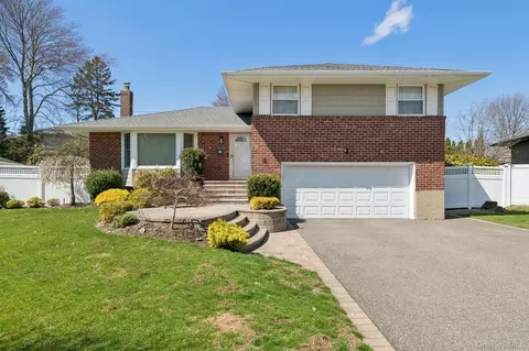 15 Wayland Rd, Plainview, NY 11803