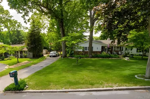 32 Derby Pl, Smithtown, NY 11787
