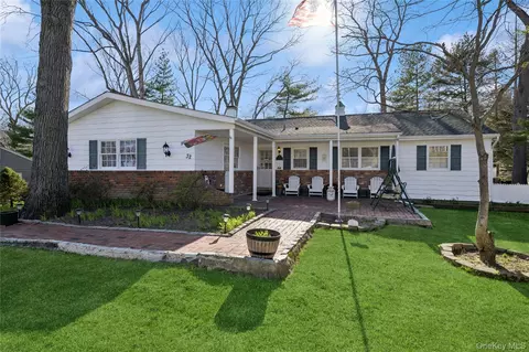 32 Derby Pl, Smithtown, NY 11787