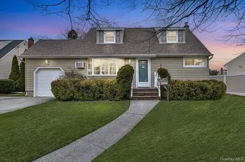 20 Willow Dr, Massapequa Park, NY 11762
