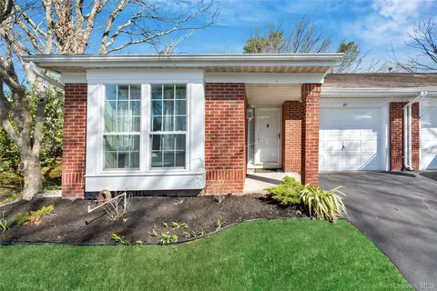 82 Glen Dr, Ridge, NY 11961