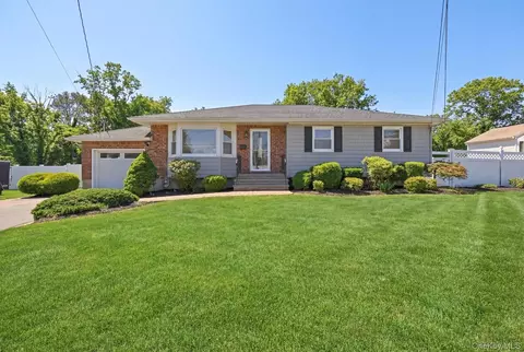 80 W Walnut St, Farmingdale, NY 11735