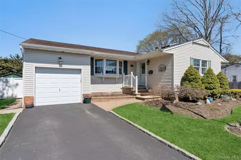 189 N Iowa Ave, North Massapequa, NY 11758