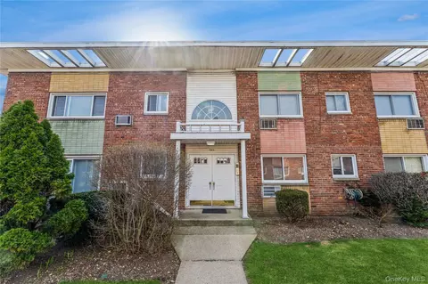 269 N Newbridge Rd #2B, Hicksville, NY 11801