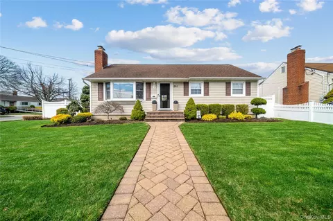 261 N 6th St, Bethpage, NY 11714