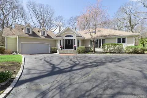 41 Landing Meadow Rd, Smithtown, NY 11787