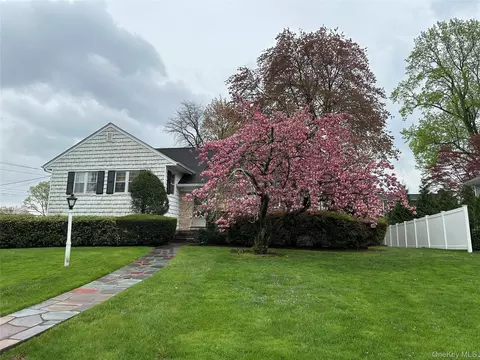 285 Stuart Dr, New Rochelle, NY 10804