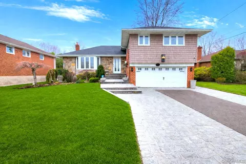 7 Market Dr, Syosset, NY 11791