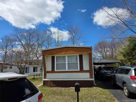 22 Buttercup Dr, Bohemia, NY 11716