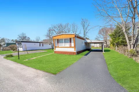 22 Buttercup Dr, Bohemia, NY 11716