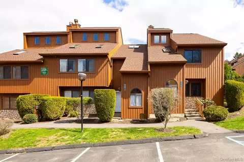 237 Panorama Ct, Poughkeepsie, NY 12603