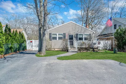 73 Wendy Dr, Farmingville, NY 11738