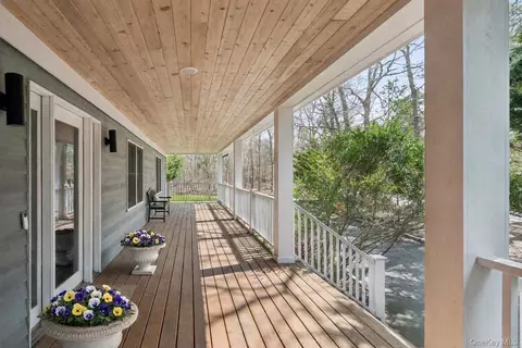 9 Red Creek Cir, Hampton Bays, NY 11946