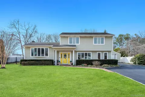 68 Hill Dr, Bohemia, NY 11716