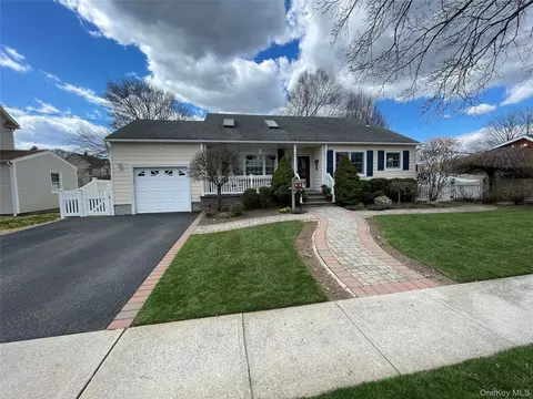 16 W Oak St, Farmingdale, NY 11735