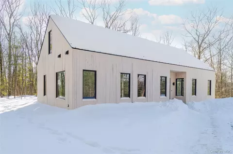 48 Pine Grove Rd, Rochester, NY 12446