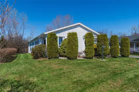 19 Biscayne Blvd, Poughkeepsie, NY 12603 photo 2