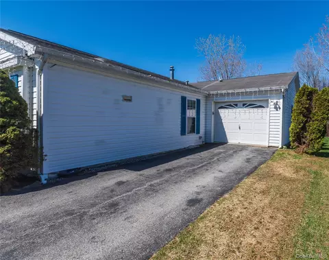 19 Biscayne Blvd, Poughkeepsie, NY 12603 photo 3