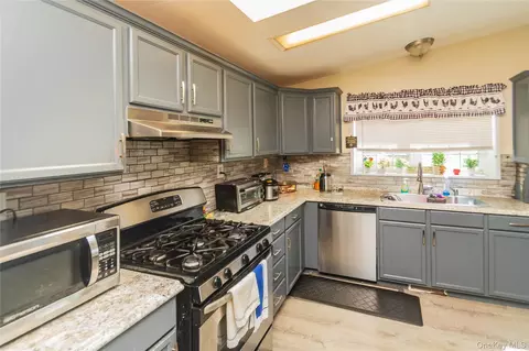 19 Biscayne Blvd, Poughkeepsie, NY 12603 photo 8