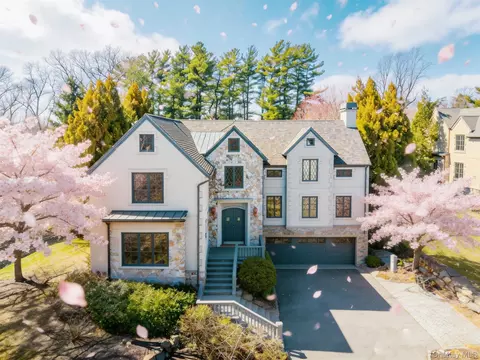 9 Earle Dr, Syosset, NY 11791