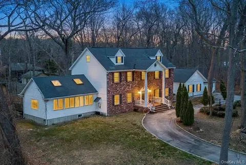 48 Private Rd, Calverton, NY 11933