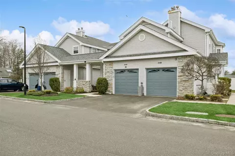 549 Highland Ct, Moriches, NY 11955