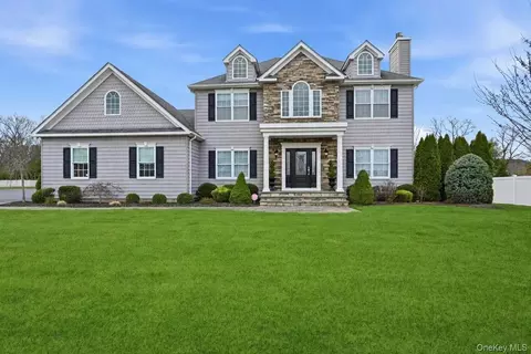 14 Southview Cir, Lake Grove, NY 11755
