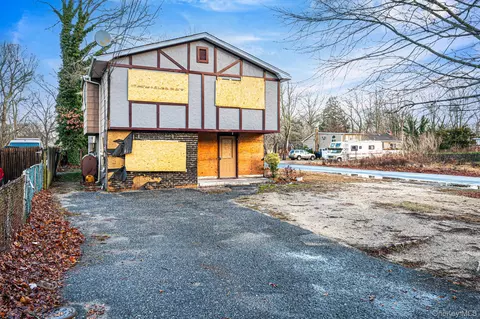 53 Hounslow Rd, Shirley, NY 11967