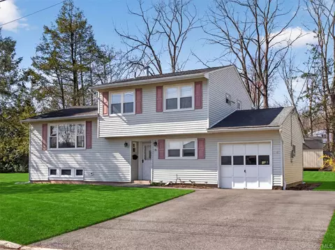15 Cypress Ln, Orangetown, NY 10962