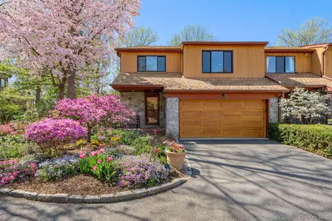 114 The Cres, North Hempstead, NY 11577