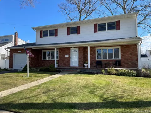 152 N Fulton Ave, Lindenhurst, NY 11757