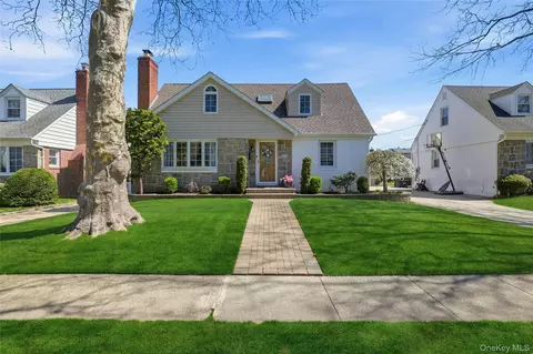 43 Beechwood Ln, North Hempstead, NY 11040