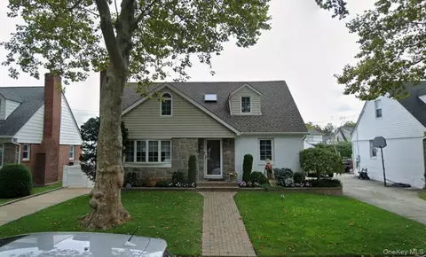 43 Beechwood Ln, North Hempstead, NY 11040