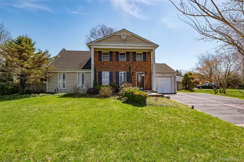 28 Barnsley Cres, Mount Sinai, NY 11766