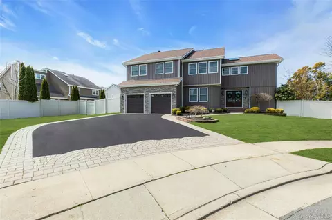 18 Daisy Ct, Farmingdale, NY 11735