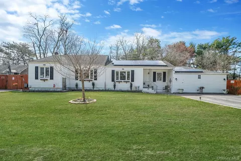 8 Evergreen Ave, Brentwood, NY 11717