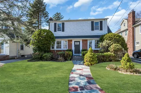 462 Morris Ave, Rockville Centre, NY 11570
