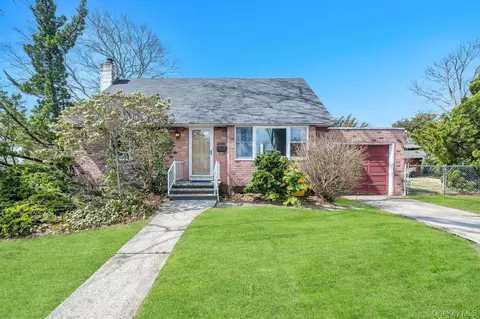 200 Victory Dr, Massapequa Park, NY 11762