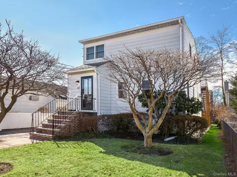 47 Edgewood Rd, North Hempstead, NY 11050