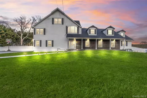 345 Durkee Ln, Brookhaven, NY 11772