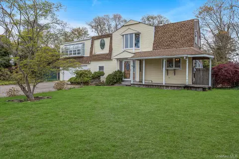 99 Wexford Dr, Oakdale, NY 11769