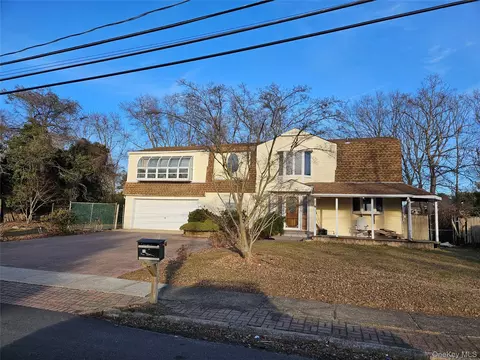 99 Wexford Dr, Oakdale, NY 11769