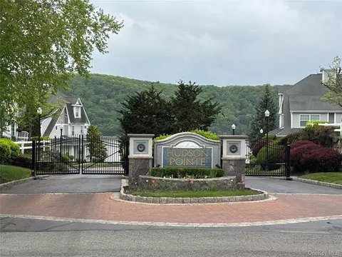 126 Hudson Pointe Dr, Poughkeepsie, NY 12601