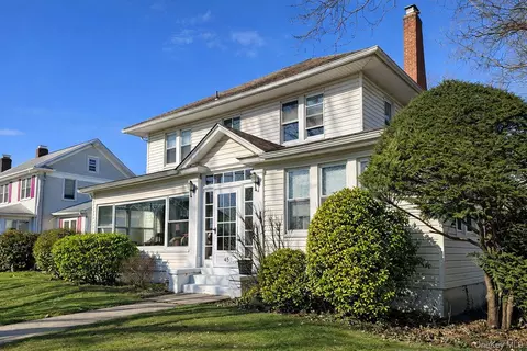 60 Lloyd Ave, Lynbrook, NY 11563