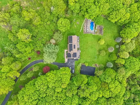 76 Eleanor Dr, Mahopac, NY 10541