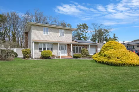 51 Wexford Dr, Oakdale, NY 11769