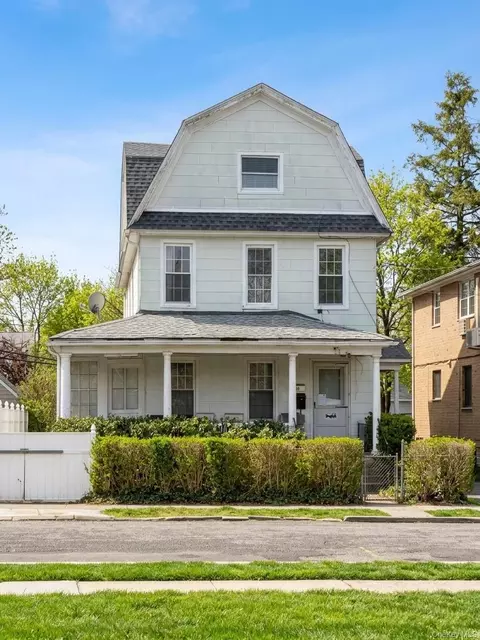 4038 189th St, Flushing, NY 11358