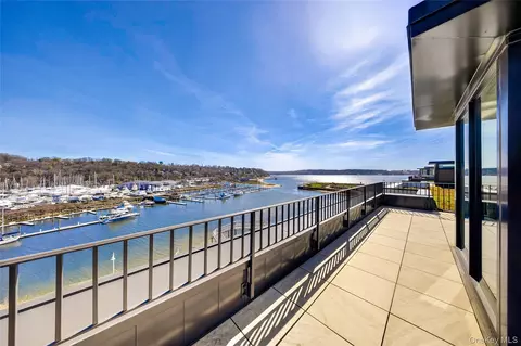 100 Garvies Point Rd #1304, Glen Cove, NY 11542